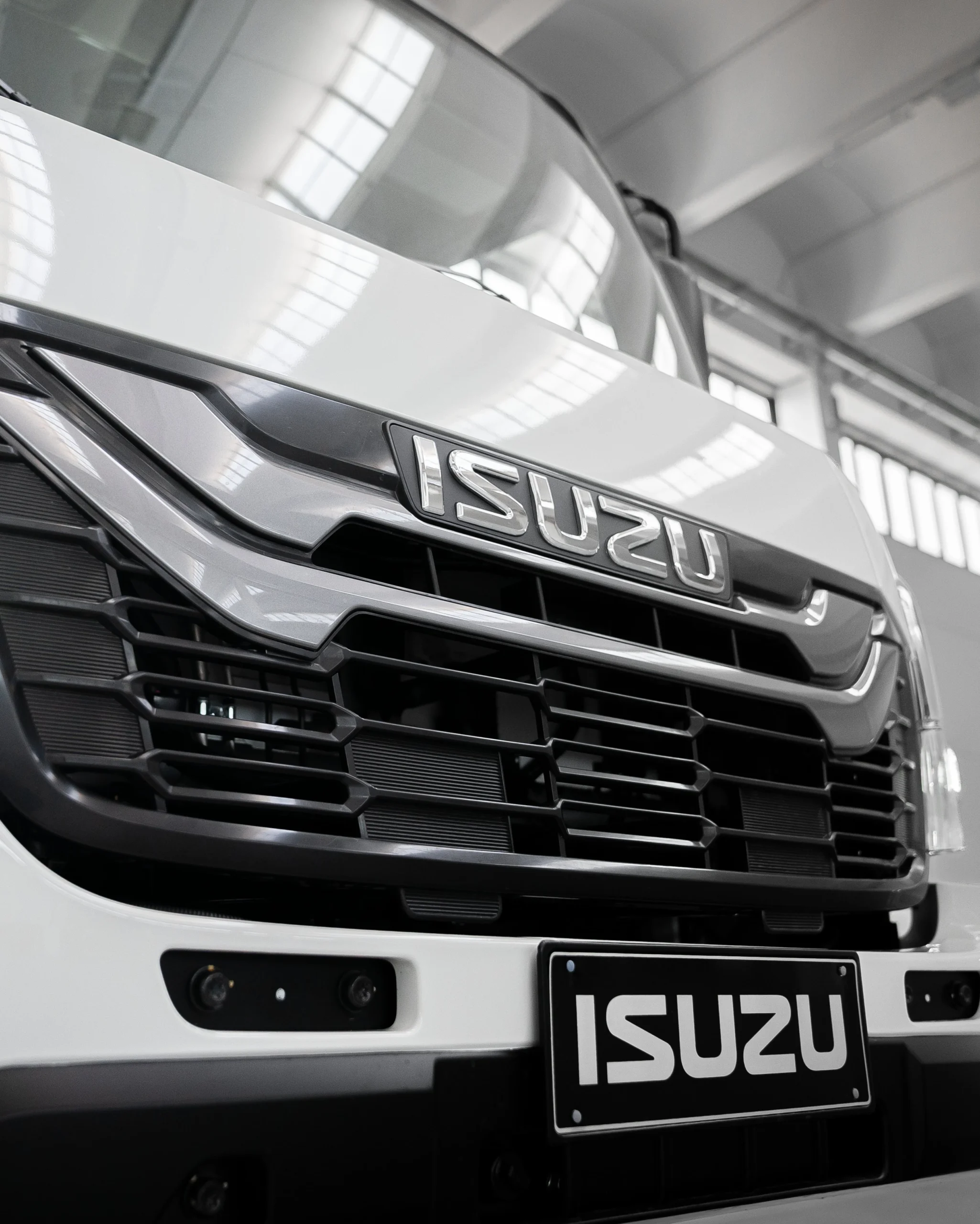 Il nuovo frontale con il motivo "World Cross Flow" si propone di promuovere un nuovo design globale di ISUZU, volto a soddisfare le esigenze ed i gusti di tutto il mondo.